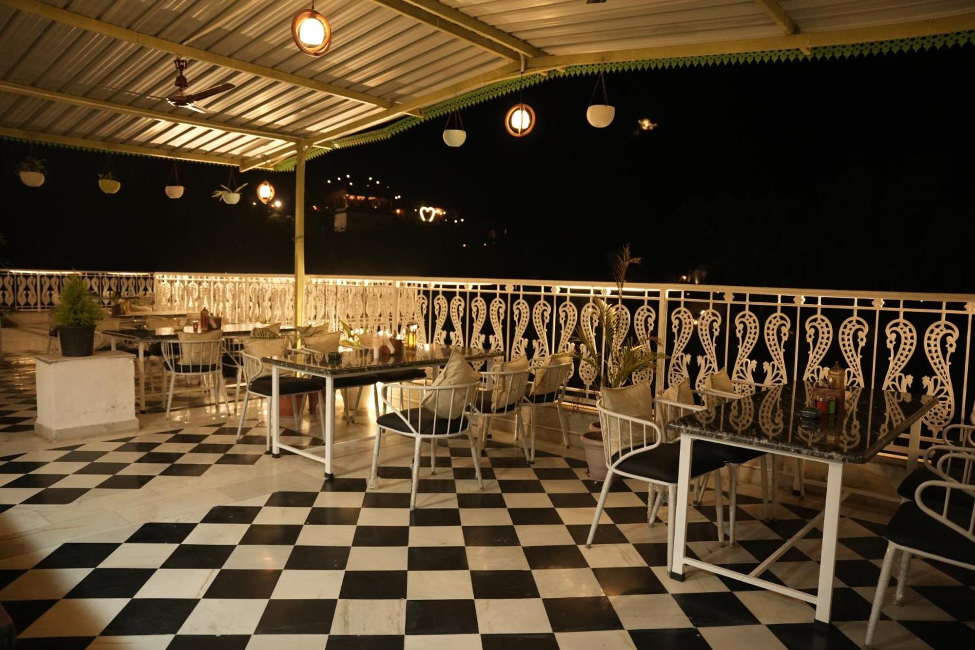Hotel Karohi Villa อุเดเปอร์ ภายนอก รูปภาพ