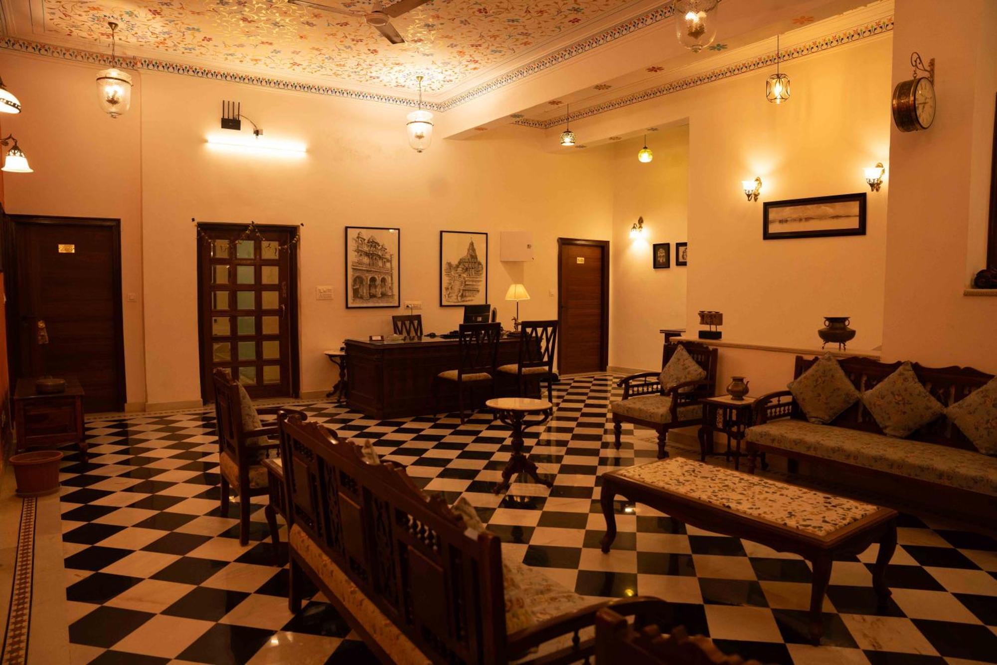 Hotel Karohi Villa อุเดเปอร์ ภายนอก รูปภาพ
